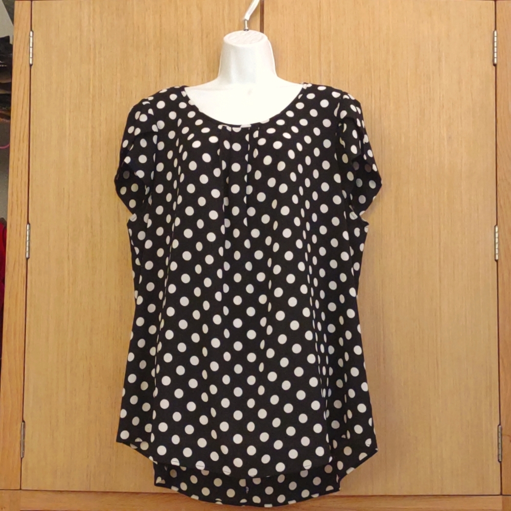 +SZ  Torrid SZ 2 SS BLK/WH Polka Dot Top.